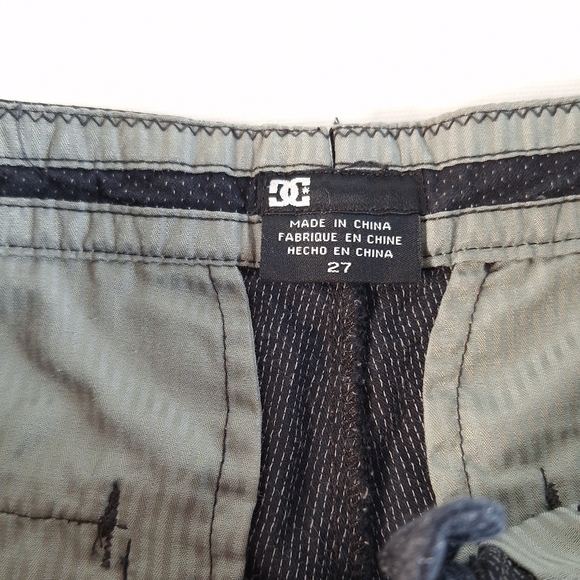 DC Black with White dots Pleated Cain shorts, size 27 - Picture 5 of 10